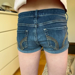 Lågmidjade Hollister jeansshorts  - Snygga lågmidjade jeansshorts  från Hollister. Midjemått rakt över: 34,5cm. Tryck gärna på köp nu (innan 12/6 klockan 8, eftersom att jag sen reser iväg och inte har möjlighet att posta dem). Följ mig även då jag kommer lägga upp fler snygga jeansshorts!💞💕