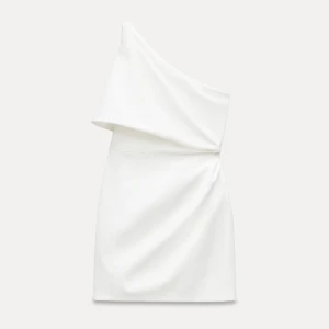 Vit one shoulder kortklänning - Vit klänning från Zara som är helt slutsåld. Aldrig använd så lapparna är kvar. Passar perfekt till student mm.🩷🩷Skriv för egna bilder på