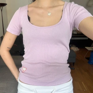 Lila ribbad t-shirt  - Superfint skick! 💜🩷