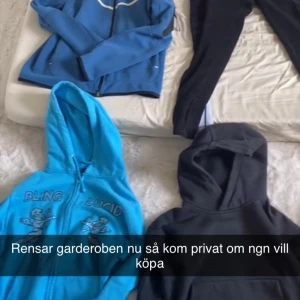 Rensar garderoben hoodies och byxor  - Rensar nu min garderob, palm angels byxor 700kr strl s, röd ralphlauren hoodie 400kr strl s, blå Ralph lauren hoodie 350kr strl xs-s, bling lucid hoodie 300kr strl xs, svart sail racing hoodie 150kr strl xs, rosa gant hoodie 300kr strl xs, blå Nike tech 350kr strl s. Skriv till mig om ni har frågor eller vill ha mer bilder 