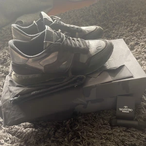 Valentino Rockrunners Byte eller Köp - Vill byta mina rockrunners mot ett par andra skor! Skorna är i bra skick men har små slitningar. Skorna är äkta och kommer med alla tillbehör från valentino! Skriv om ni är intresserade!