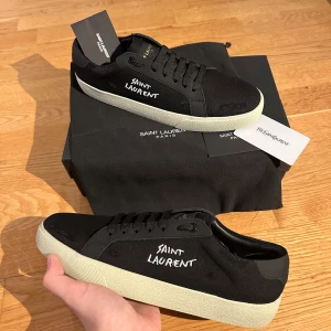 Saint laurent - Ett helt fräscha par saint Laurents helt oanvända och i storlek 44. Det tillkommer kortet dustbag och lådan via köp. Vid snabb affär tillkommer ett bra pris!