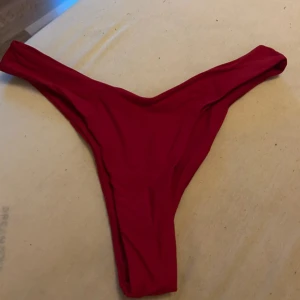 Bikini underdel - En jätte snygg vinröd och helt oanvänd bikini underdel från Shein storlek M, helt oanvänd bara provad men tyvärr helt för stor för mig.