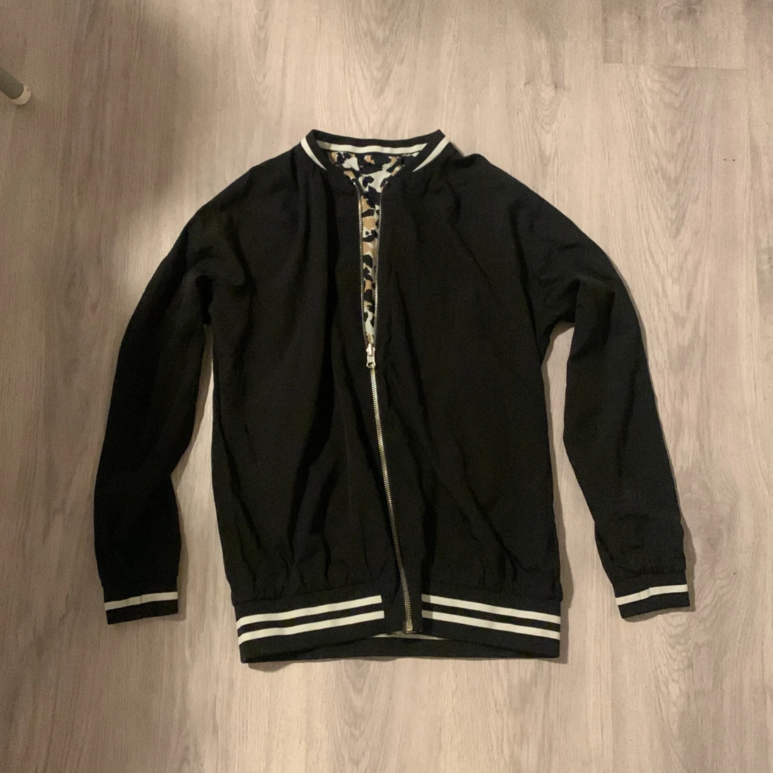 Leopardmönstrad bomberjacka med dragkedja