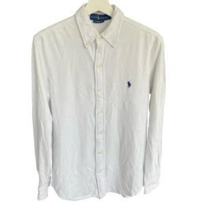 Ralph lauren skjorta - Säljer denna rikigt feta Ralph lauren featherweight skjortan!⭐️Storlek S passar S!🤝Skick : 9,5/10!🙌Hör gärna av er om ni har funderingar!👍