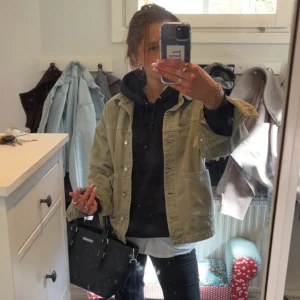 Grön jeans jacka Zara  - Säljer den populära och fina gröna jeansjacka från Zara som köptes för ett år sedan men knappts används längre, jätte fint skick och den är använd försiktigt! 💚 💕