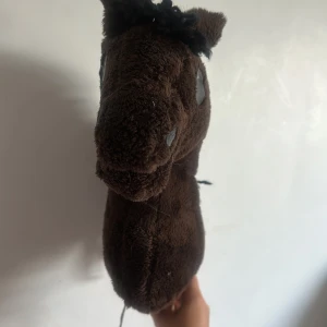 Fin käpphäst  - Fin och oskadad käpphäst säljes då intresset ej finns kvar hos mig 🫶🏻köpte för 4-6 månader sedan och hur nöjd som helst men vill hellre ge någon annan en chans med hen!🫶🏻köpt för 350 och säljs för 230kr,grimma/träns ingår 