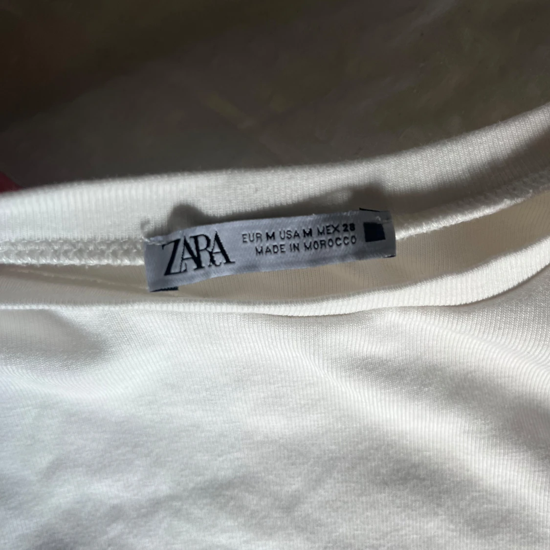 Vit t-shirt med volangärm från Zara - 1