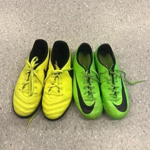 Nike Tiempo och Mercurial fotbollsskor - Två par Nike fotbollsskor: ett par gula Tiempo med svart sula med snören samt ett par gröna Mercurial med svarta detaljer och dobbar. Det gula paret är storlek 38 och det gröna paret är storlek 36. Skorna kommer rengöras innan dem skickas.