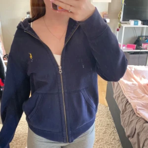 Mörkblått mjukisset från Ralph lauren och gina - Ett eget mjukisset i precis samma färg som jag skapat av en superfin zip up tröja från ralplauren samt ett par mjukisar från gina tricot💙