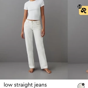 Vita low waist straight jeans - Säljer dessa populära jeansen från Gina som är slutsålda. De är jättefina men måste rensa mina jeans och har ett par andra vita. De är använda cirka tre gånger men är i superskick fortfarande. Pris kan diskuteras