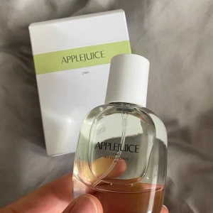 Zara Applejuice Eau de Toilette 30ml - Fräsch parfym från Zara i doften Applejuice. Kommer i en stilren, genomskinlig glasflaska med vit kork och tillhörande vit kartong med grön detalj. Perfekt för dig som gillar fruktiga och lätta dofter. Nyskick, 30 ml. Köpt för 99kr