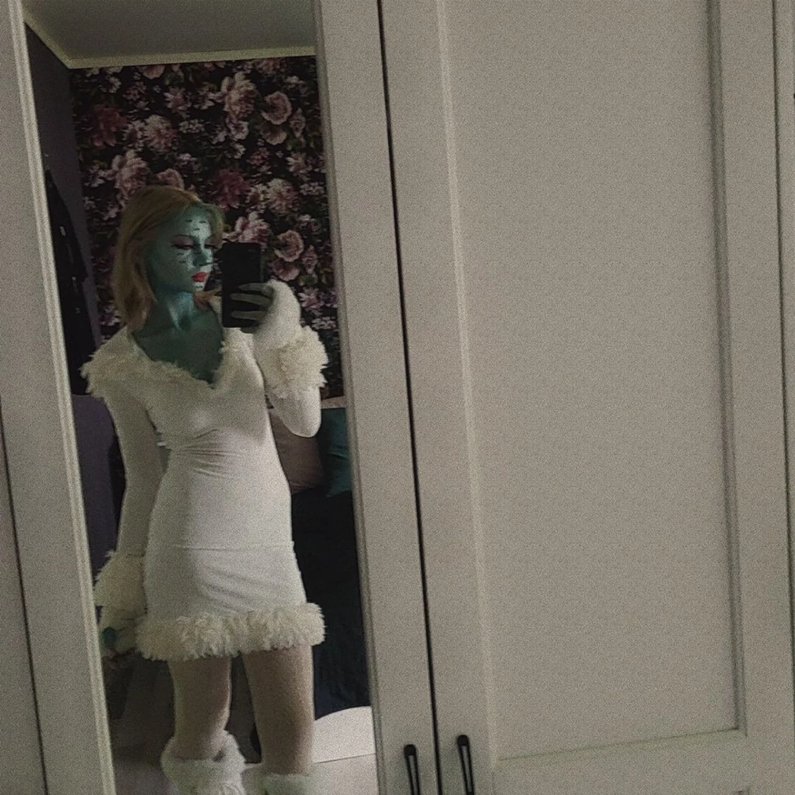 Vit långärmad klänning med fuskpäls - 4