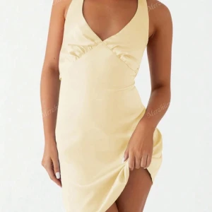 Ljusgul omlottklänning i satin - Säljer denna ljusgula klänningen i satin Storlek S, aldrig använt. Har även knytning där bak💛 