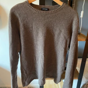 Brun stickad tröja från Paul & friends - Mysig brun stickad tröja från Paul & friends i storlek M. Tröjan har rund halsringning, ribbade muddar och är långärmad. Tyvärr finns ett hål på höger armbåge som syns på tredje bilden, därav priset. I övrigt mycket bra skick 