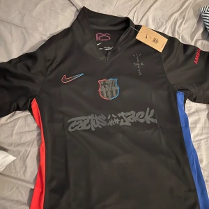 Barcelona X Travis Scott Jersey - Säljer en helt ny Barcelona X Travis Scott Jersey I size M, sjukt snygga och passar bra till sommaren.