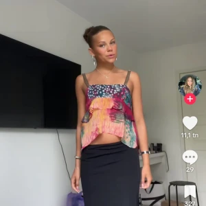 Färgglad linnetopp med volang - Oanvänd topp från Zara, fin nu inför sommaren 