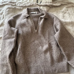 Weekday stickad tröja - Säljer denna as snygga stickade tröja från weekday med zip!! Den är ribbad och i bra skick!! Den är i storlek xs men eftersom den är oversize så sitter den perfekt och gosigt på mig!! Den är i lite kaffebrun-grå färg, Nypris är 590kr!!💞💞Den är också väldigt varm då den innehåller massor av bra olika blandningar!