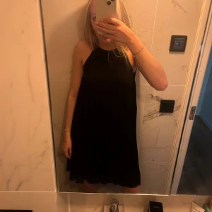 Svart Klänning - En svart klänning från HM i räfflat material, supersöt men bara använd en gång