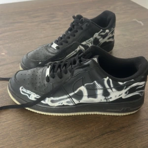 Nike af1 Skeleton Black - Säljer dessa af1 skeleton som man inte ofta ser. Storleken är 43 och är true to size. De är använda, men är frf i väldigt bra skick, nästan inga creases. Skriv för mer frågor!
