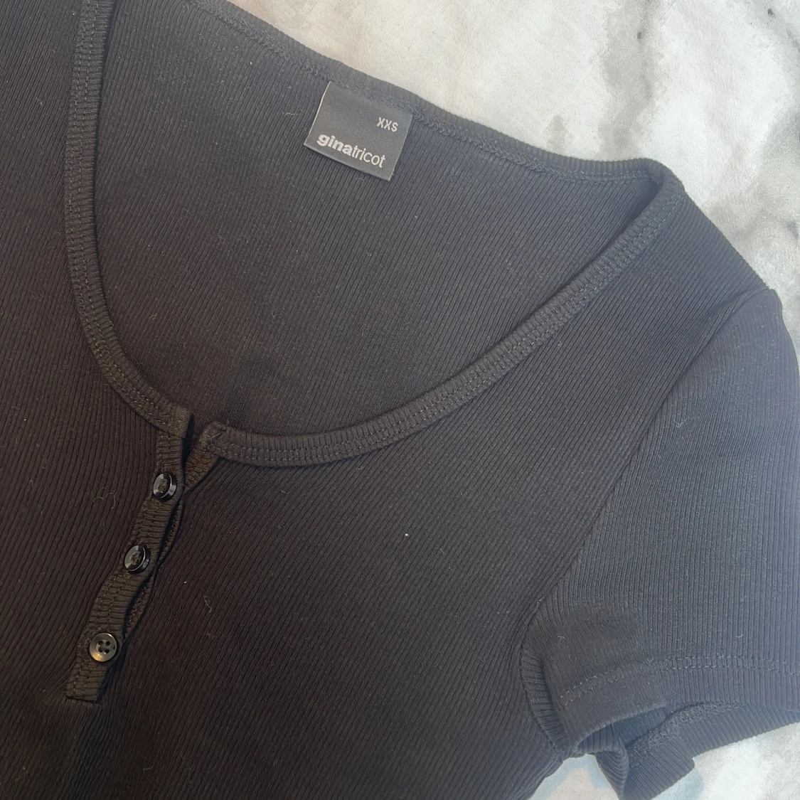 Svart ribbad topp från Gina Tricot - 1