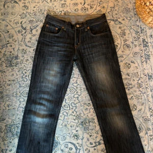 Levi's 501 mörkblå jeans W28 L34 - Klassiska Levi's 501 jeans i mörkblå tvätt med snyggt slitna detaljer. Rak passform.