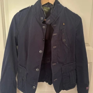 Mörkblå jacka  - Snygg mörkblå jacka från G-Star RAW med coola detaljer!💙