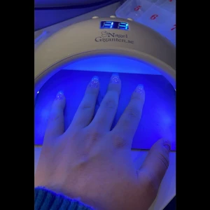 Nagellampa från Nagelgiganten - Nagellampa från Nagelgiganten.se med digital timer, perfekt för att härda gelnaglar. Lampan är vit och har plats för hela handen. Passar både hemma och till proffsiga nagellooks. Fler bilder kan fås