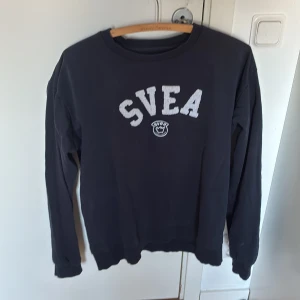 Mörkblå Svea tröja  - Sveatröja i färgen mörkblå. Svea står skrivet med luddiga bokstäver samt loggan undertill. Unik design som inte går att hitta längre. Storleken är 170, men skulle översätta det till ungefär medium. Skriv om du har frågor😊