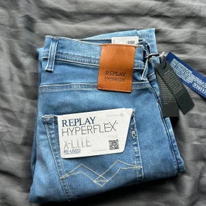Helt nya Replay grover jeans - Säljer ett par snygga Replay Grover Hyperflex jeans i ljusblå tvätt. Säljer de pågrund av att de är för små. Alla lappar är kvar och byxorna är bara testade, aldrig använda. Hör av dig gällande frågor. Storlek w29 l32