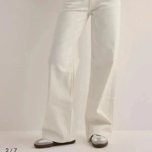 Nelly jeans  - Säljer dom här as snygga o populära baggy jeansen från Nelly! Dom är aldrig använda o har prislappen kvar💗 skriv om ni har några frågor!