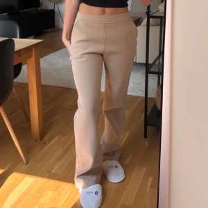 Byxor - Beiga kostymbyxor i ett mjuk fleece-liknande material, så de är både snygga och sköna. Använda en gång. 