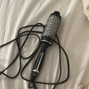 Björn Axén Tools varmluftsborste - Säljer min Björn Axén värmeborste! Har tyvärr inte förpackningen som den kommer i kvar! Kom privat för frågor😘