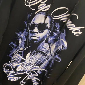 Pop Smoke King of New York Hoodie - Svart hoodie med stor blå och vit Pop Smoke-grafik och texten 'King of New York' på framsidan. Tröjan har huva med snörning och lång ärm. Storlek s men stor i storleken så passar m också, aldrig använd