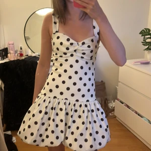 Prickig klänning från zara - Supersöt populär prickig klänning från zara. Den är helt slutsåld på hemsidan!! Helt i nyskick och har alla lappar kvar 🤍🤍