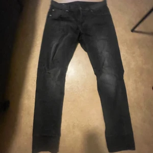 Svarta G-Star RAW 3301 Slim jeans - Svarta jeans från G-Star RAW, modell 3301 Slim. Snygg, smal passform med klassiska fem fickor och diskreta detaljer. Jeansen är tillverkade i ett stretchigt bomullsmaterial som sitter skönt hela dagen.