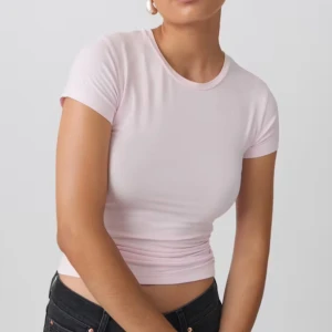 Rosa T-shirt från Gina Tricot - Säljer denna snygga rosa t shirt från Gina Tricot. Skönt stretchit material som sitter perfekt. Passar xs💕