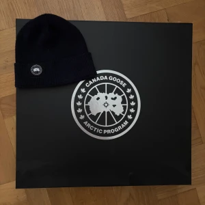 Canada Goose mössa - Säljer nu min Canada Goose Lightweight Merino Wool Watch Cap i färgen ”Navy Blue” då jag inte använder den längre och har knappt använt sedan jag köpte den heller. Denna modell finns inte att få tag på längre då det var en limited edition vara ☺️!OBS¡ Priset kan diskuteras vid snabb affär.