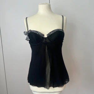 Darjeeling topp - Vintageinspirerande topp med spets och rosett. Otroligt bra kvalite från Darjeeling. Storlek 38 men passar mer en storlek 36 och A/B-kupa