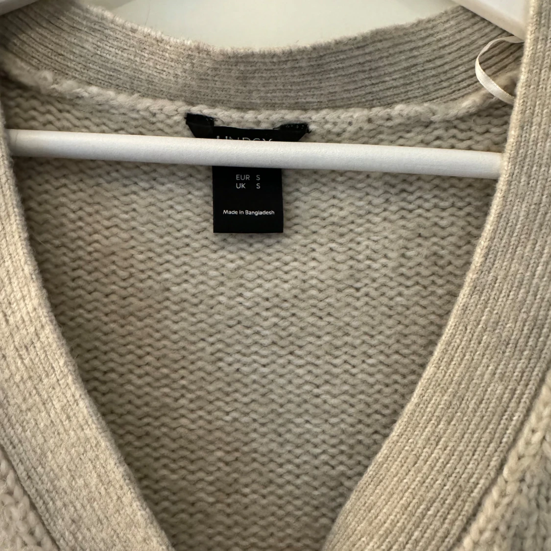 Beige stickad kofta från Lindex  - 1