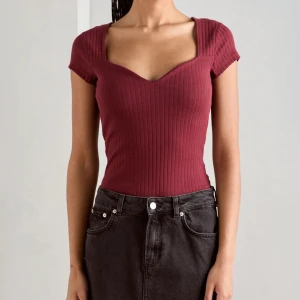 Vinröd ribbad topp - Snygg vinröd ribbad topp med korta ärmar och en v-ringad design. 