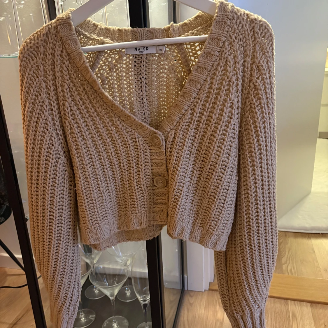 Beige stickad kofta från NA-KD