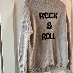 Zadig voltarie polotröja - Säljer denna polotröja från Zadig voltarie! Storlek S och är i bra skick men någon fläck vid armen som du kan se på bilden men går nog bort i tvätt! Har inga fler bilder. 