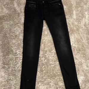 Replay Anbass Hyperflex - Snygga svarta jeansbyxor med en slim passform. De har en klassisk femficksdesign och dragkedja. Perfekta för en stilren look. W 31. L. 32