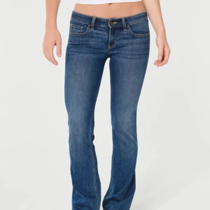Hollister Lowrise bootcut Jeans - Supersnygga och stretchiga jeans ifrån Hollister!💓 De är i en kort och lågmidjad modell😇 Storleken är W26S / 2S skulle säga att de passar en XS-S!💓 Tyvärr ingen bild på då de är för små för mig💓 I bra skick! Inga defekter😇