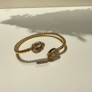 Armband Caroline Svedbom - Fint knappt använt armband ifrån Carolina Swedbom, som nytt💫 justerbart! 