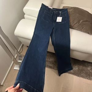 Blå bootcut jeans - Snygga blå bootcut jeans från Bik Bok med medelhög midja och framfickor. Perfekta för en avslappnad stil med en touch av retro. Aldrig använda, slutsålda online! Storlek W30 L32, passar mig bra som brukar ha M i nederdelar och är 1,75 lång. Nypris 499:-