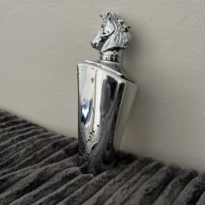 Maahir Legacy Lattafa parfym  - Maahir legacy parfym från lattafa cirka 90ml av 100ml kvar 9/10 skick Luktar som citrusfrukter. Perfekt till våren och sommaren!🌱☀️