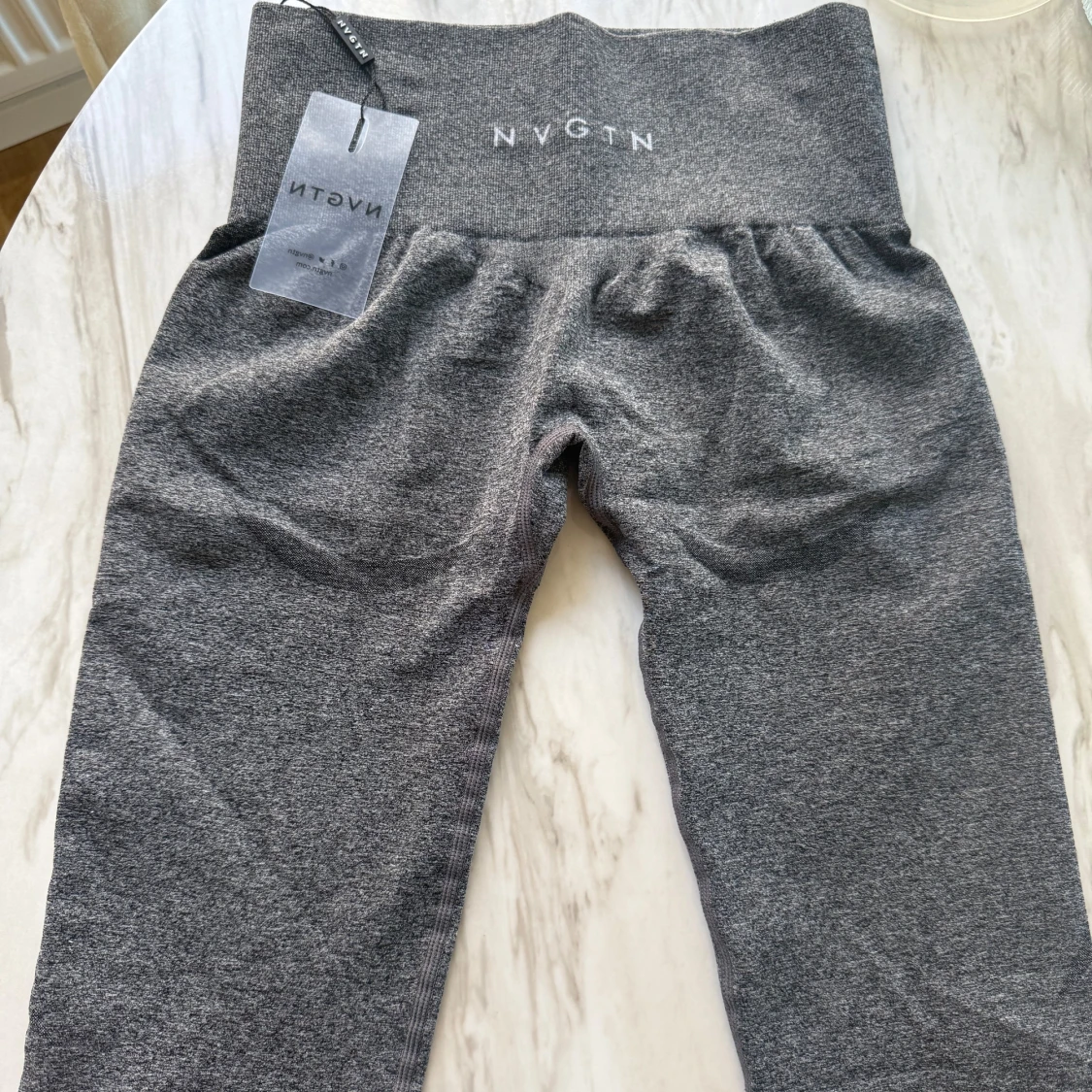 Grå leggings från NVGTN - 1