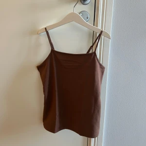 Brun linnetopp från Lindex - Säljer en snygg brun linnetopp från Lindex. Helt oanvänd! 🩷